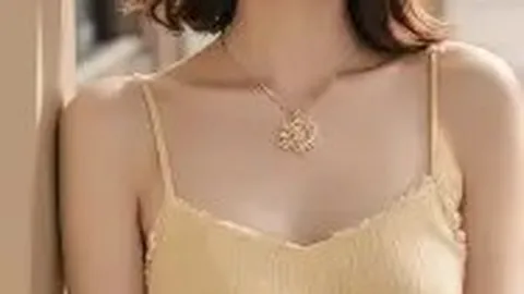 利物浦推出联赛杯决赛预热海报，斯洛特成为焦点